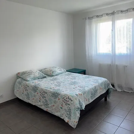 Jolie Maison Entière Avec 3 Centre