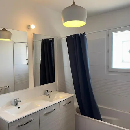Jolie Maison Entiere Avec 3 Centre *
